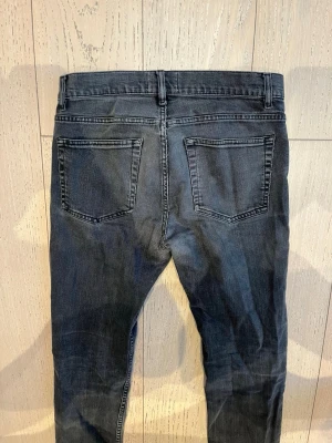 Acne jeans  - Skick: 8/10 | obs finns en lagning vid ändan 