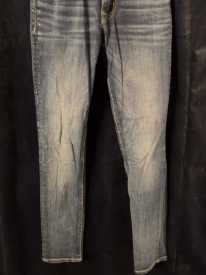 Crocker jeans - Snygga blå Crocker jeans med slitningar och tvättade detaljer på både fram- och baksida. Jeansen har klassisk femficksdesign och kontrastsömmar. Perfekta för en avslappnad och trendig look. Skriv för frågor. (Titta på bilderna för storlek)