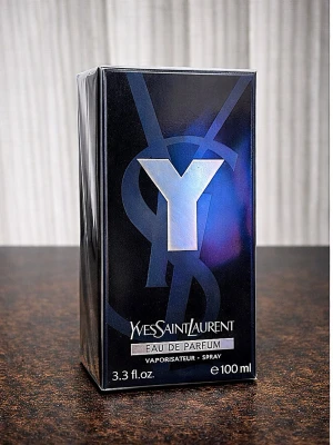 Yves Saint Laurent Y EdP 100ml - Yves Saint Laurent Y Eau de Parfum är en elegant herrdoft i en stilren svart och blå förpackning med metalliskt Y på framsidan. Flaskan rymmer 100 ml och parfymen har en modern, maskulin känsla. Perfekt för dig som gillar exklusiva och ikoniska dofter.