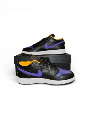 Nike Air Jordan 1 Low svart/lila/gul - Snygga Nike Air Jordan 1 Low sneakers i svart skinn med lila swoosh och detaljer samt gul insida och broderad logga på hälen. Klassisk siluett med vit sula och svart snörning. Perfekta för dig som vill sticka ut med färg och stil.