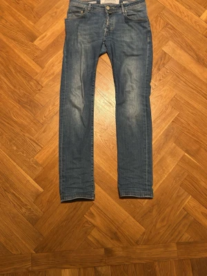 Jacob cohen 622 slim fit - Säljer ett par Jacob cohen 622 slim fit w30. Liten defekt vid märket därbak där en del av hästhåret gått bort annars bra skick
