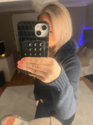 Mörkblå hoodie med fuskpäls - Mysig mörkblå hoodie med huva. Tröjan har långa ärmar med ribbade muddar och en avslappnad passform. Säljer då den inte kommer till användning och är nästan helt oanvänd. Pris går att diskuteras💕