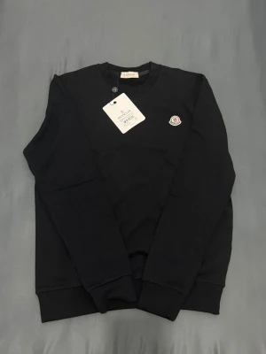 Tröja från Moncler - Tjena Folket! Har en riktig skön tröja som är ifrån moncler, dunder kvalle och qr koden funkar🔥Om ni undrar om något så är det bara kontakta oss😉