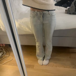 Ljusblå bootcut jeans från Rainbow - Säljer ett par ljusblå bootcut jeans från Rainbow. Jeansen har klassisk femficksdesign, normal passform och är tillverkade i mjukt bomullsmaterial. Perfekta för dig som gillar en avslappnad men ändå snygg stil.