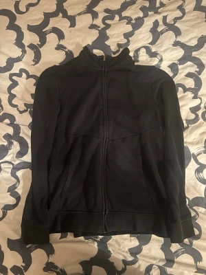 Mörkblå ziptröja - Mörkblå ziptröja från dressmam i storlek medium.