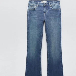 Blå bootcut jeans från Zara - Snygga blå bootcut jeans från Zara med låg midja. Har sprättat upp dom nertill så dom är längre.