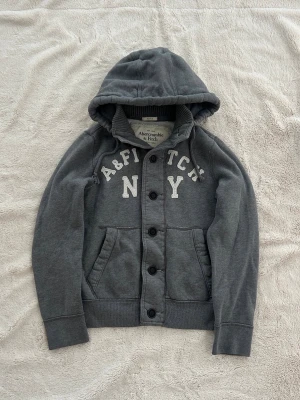 Abercrombie & fitch hoodie   - En hoodie från Abercrombie & fitch i storlek M ”muscle” (HERR). Kan upplevas mindre i storlek, likt en S. Jag fraktar inom 24h, frakt med PostNord prioriteras. Se liknande plagg i min profil!