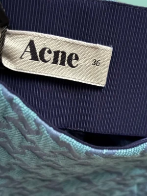 Acne Studios Jacquard Pencil Zip Skirt - Sååå snygg, lyxig och unik vintage blå kjol från Acne!!! Som ny!! Nästan aldrig använt!! Elegant ”old money” väldigt classy kjol!!! Fina detaljer; hundtandsmönster, dragkedja och fickor fram💙💙 Köpt i storlek S/36! Kan skicka redan idag🩵