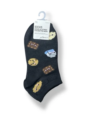 Svarta ankelstrumpor med kakmotiv - Svarta ankelstrumpor från Forever 21 med gulliga motiv av kakor och mjölk i olika färger. Strumporna har en lekfull design med små ansikten på kakorna och mjölkpaketet. Perfekta för dig som gillar söta detaljer och vill ha något unikt på fötterna. Passar mig som har storlek 37/38
