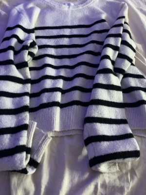  randig stickad tröja - Säljer en randig tröja från H&M, knappast använd och passar perfekt i storleken