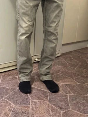 Ljusgrå replay jeans - Replay jeans] Storlek? Jag kan mäta måtten åt dig som vill köpa så blir det exakt!] Skicket syns på bilderna] Liten fläck på främre lår, syns på bilden.