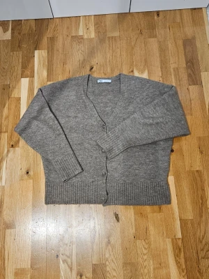 Stickad kofta - zara  - En riktigt snygg beige stickad kofta från Zara i storlek S. Fint skick, passar till allt! Finns i grå upplagd med (om inte såld)