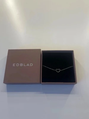 Silverarmband med hjärta från Edblad, box ingår  -  Pris kan diskuteras . Helt oanvänd , fick i present men kommer inte till användning 