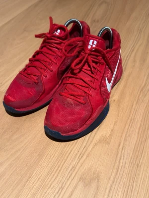 Sabrinas/Basketskor  - Jag säljer nu ett par riktigt feta basket skor lite slitna men har fortfarande otroligt bra grepp på planen och stabiliteten i dom är perfa! skorna är i storlek 40. Skicka bara om ni undrar över nått!!!😁