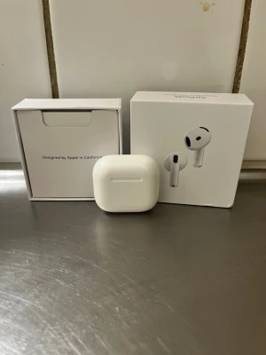 Apple AirPods med laddningsetui - Säljer ett par vita Apple AirPods 4 som är helt nya utan kvitto tyvärr oc priset kan diskuteras 