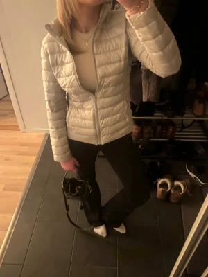 Jacka - Jättefin jacka från H&M i guld/silver❣️Tunnare och perfekt till våren!