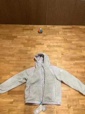 Canada goose flecce jacka - För dig som vill sticka ut o inte likna alla andra. Canada goose flecce jacka i färgen grå/silver jätte snygg på kvällen och i storlek L