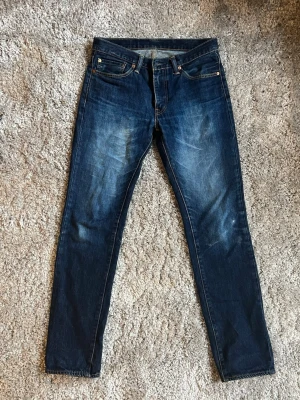 Levi's 511 32/34 - Snygga mörkblå Levi's 511 jeans som har behandlats av Lavato med tvätt/blekning på framsidan. 