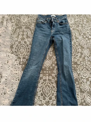 Blå bootcut jeans från gina - Gina jeans bootcut midwaist 
