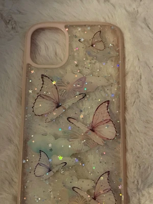 Rosa mobilskal med fjärilar. - Genomskinligt rosa ramat mobilskal med fjärilar till phone 13.