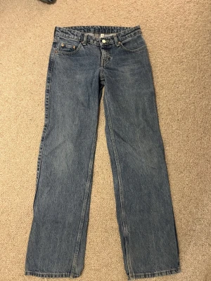 Ljusblå jeans  - Ljusblå jeans från weekday. Säljer pga för små. Lite slitningar nedtill. Fråga vid fundering! 🫰