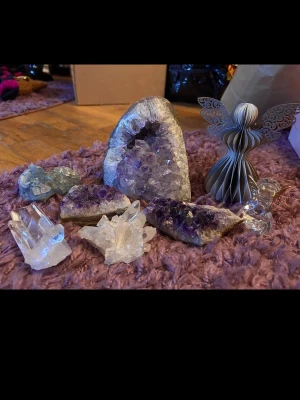 Samling kristaller och ametistkluster - Säljer en samling kristaller och mineraler, inklusive ett stort ametistkluster, flera mindre ametistbitar, klara kvartskristaller och ljusblå kristaller. Perfekt för dig som gillar stenar, dekoration eller vill boosta din energi. 
