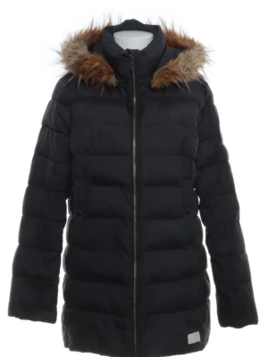 Svart dunjacka med fuskpäls Odd Molly - Svart dunjacka med huva och avtagbar fuskpäls runt kragen. Jackan har quiltad design, dragkedja framtill och två fickor på sidorna. Perfekt för kalla vinterdagar och har en klassisk, stilren look.
