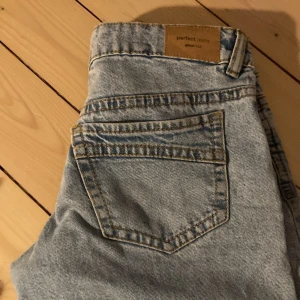 Ljusblå jeans från Gina tricot  - Snygga ljusblå jeans från Perfect Jeans med klassisk femficksdesign och raka.  Perfekta för dig som gillar en enkel och tidlös look. De är uppsprättade❤️