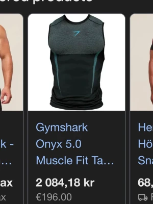 Gymshark Onyx 5.0 Muscle Fit linne - Snyggt svart träningslinne från Gymshark, modell Onyx 5.0 Muscle Fit. Linnet har en tight passform som framhäver musklerna och detaljer i grått upptill. Perfekt för gymmet eller andra träningspass.