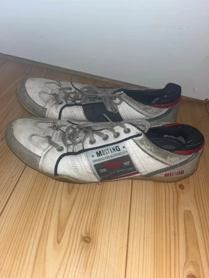 Lenkkarit 45 - Valkoiset lenkkarit. Sidottavat nauhat. Koko 45. Pohjallisen pituus n 28cm. Eläintalous MMM, lisätietoja saa kysymällä Katsothan myös muut ilmoitukseni Tarjoa 