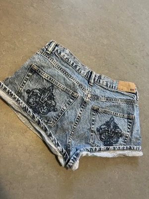 Shorts - Lågmidjade short med mönstrade fickor💙