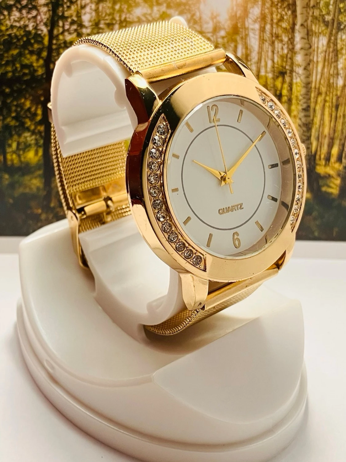 Guldig klocka med mesharmband och stenar - 4