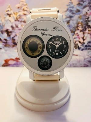 Vit multifunktionell klocka Diesel - Cool vit klocka från Diesel med flera funktioner: analog urtavla, termometer och kompass. Klockan har en rund form, vit boett och armband i plast eller silikon. Snygg och unik design med tydliga detaljer och svart urtavla.