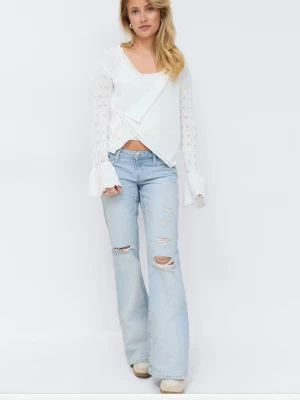 Ljusblå bootcut jeans från Gina Tricot - Säljer ett par ljusblå bootcut jeans från Gina Tricot med slitna detaljer och broderad bakficka. Jeansen har låg midja. Hör av er vid bilder. De har endast använts fåtal gånger💞