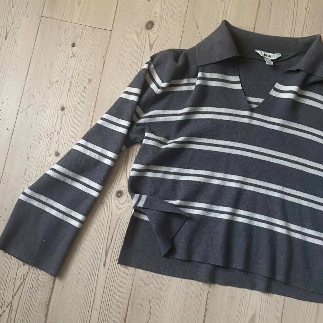 Randig grå tröja från Aware - 1