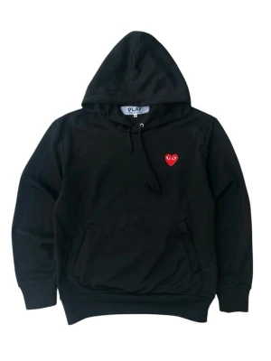 CDG Play Hoodie - Säljer denna Comme de Garçon Play hoodie i färgen svart. Skicket är 10/10, den är helt oanvänd och är i storlek M. Var inte rädd att ställa några frågor till mig! Mvh KC Closet 😁
