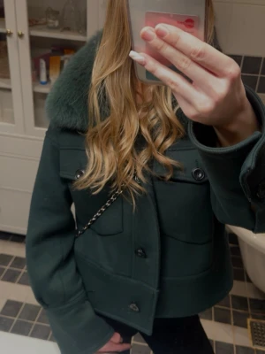 Mörkgrön Meotine jacka - Fin grön meotine jacka i mycket bra skick! 🥰