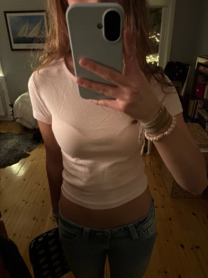 Rosa Tshirt  - Ljus rosa liten T-shirt från Gina Tricot. Använd ish 3 gånger men inga synliga fläckar/skavanker