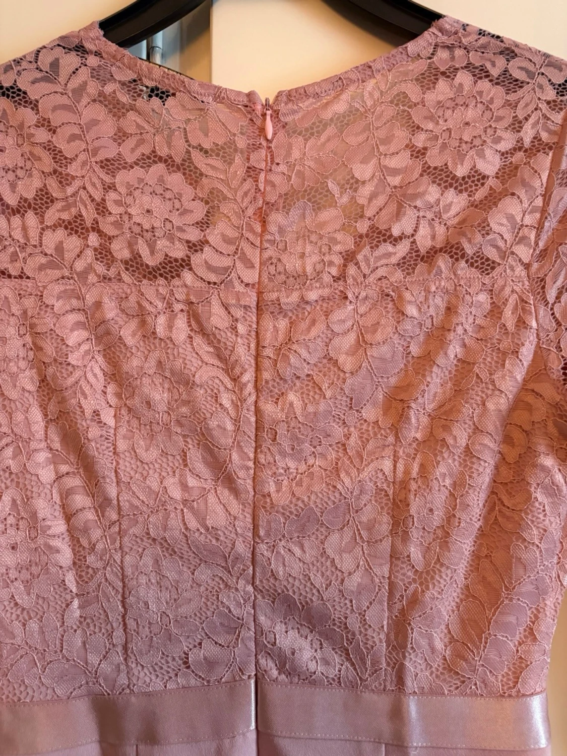 Rosa spetsklänning med volangdetalj - 3