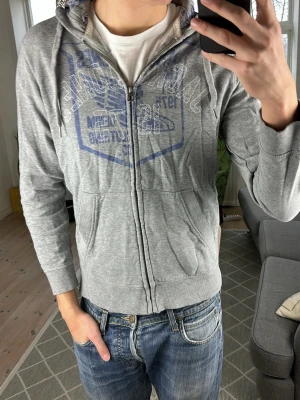 Vintage zip hoodie grå  - Väldigt trendig, unik och mycket stilren. Inga defekter, mått: A:48 B:46 C:40 D:61 (Cm) Skriv vid fundering😁✌️