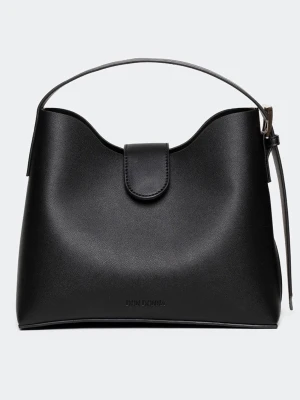 Svart handväska från Don Donna - Stilren svart handväska från Don Donna i slät skinnimitation. Väskan har en enkel, modern form med både handtag och axelrem samt ett lock framtill. Perfekt för dig som gillar minimalistisk design och vill ha plats för det viktigaste.