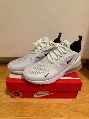 🔥 Nike Air Max 270 – Helt nya, storlek 41, vit – REA 850kr 🔥 - Helt nya Nike Air Max 270, vit, storlek 41. Nypris 1800 kr – säljs för 850 kr! 💥 Kan skickas samma dag – först till kvarn! 📦
