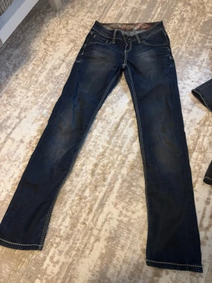 Lågmidjade jeans - Säljer dessa super coola och fina lågmidjade, raka jeansen med unika sömmar ! De är i jättebra skick och har inga tecken på användning. I storlek 27/32, så skulle säga att de passar en 34/ liten 36 bäst!😇😇