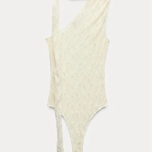 Vit oneshoulder body - Säljer en body från Zara då den inte kommer till användning 