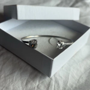 Caroline Svedbom armband med hjärtformade stenar - Säljer detta super fina armbandet från Caroline Svedbom i silver. Det är som helt nytt och nästan aldrig använt. Den här typen med hjärtan är också helt slutsåld och går inte att få tag på längre ❤️🍓skickar med asken!