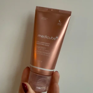 Medicube Collagen Night Wrapping Mask - Populär overnight face mask från det koreanska märket medicube som ska ge en glass-skin effekt. Har endast provat en liten klick på handen så den är i princip helt full. Har lagt in produktens beskrivning och användning på sista bilden💕Priset kan diskuteras! 