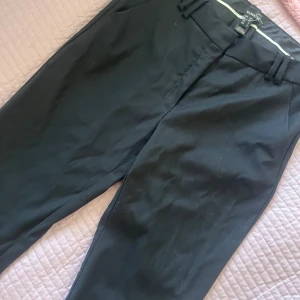 Kostymbyxor  - Raka svarta kostymbyxor. Köpta second hand men ej kommit till användning. I super fint skick. Dem är lågmidjade i modellen.