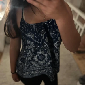 Mörkblå mönstrad linnetopp - Säljer en mörkblå topp från lager157 och den e knappt använd