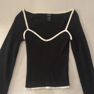 Svart ribbad topp från Lindex - Svart långärmad ribbad topp från Lindex i storlek xs knappast kommit till användning 