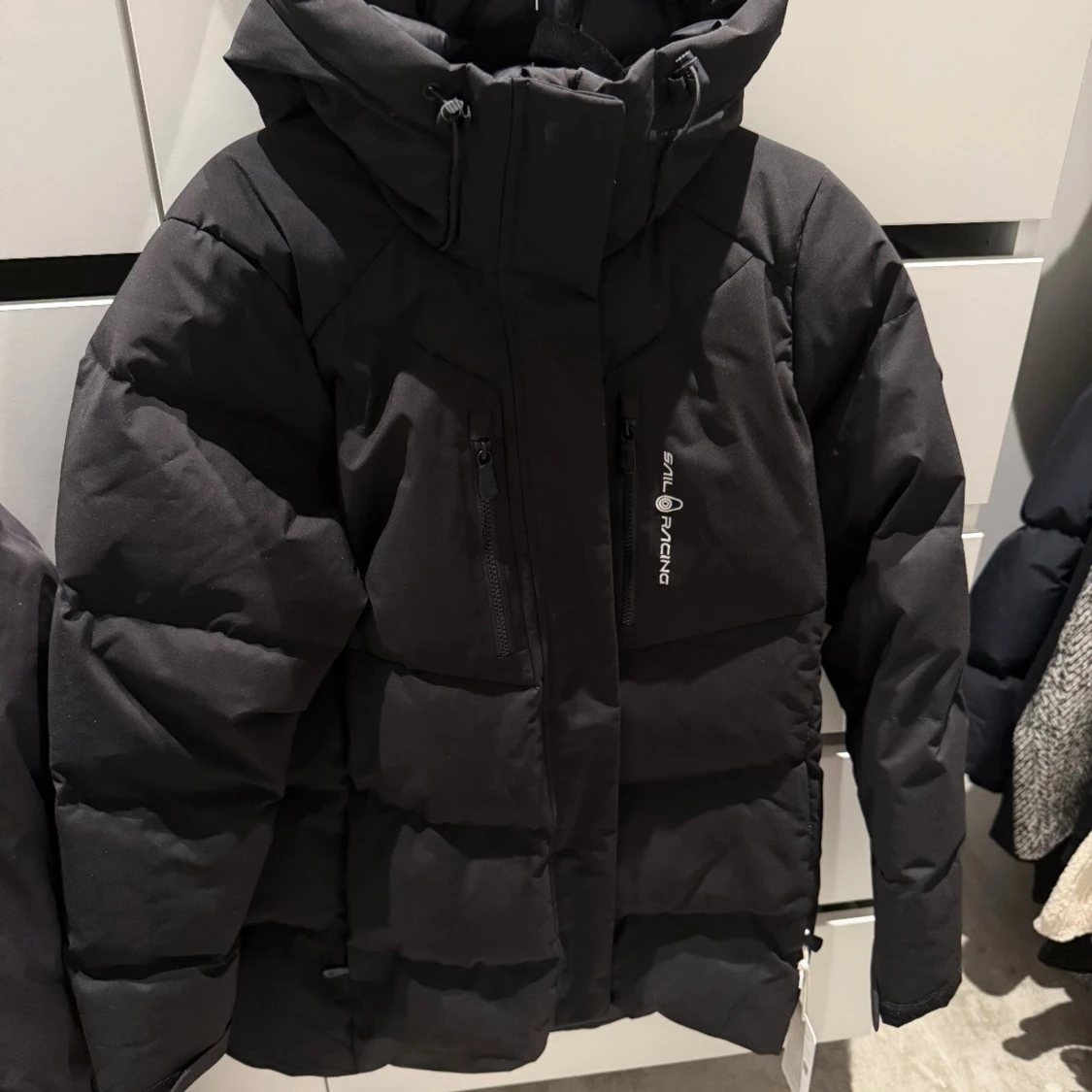 Svart dunjacka Sail Racing W Patrol